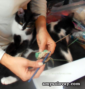 OK Iz, I'll show you how to you crochet. Look here. This is how you make a single crochet stitch...