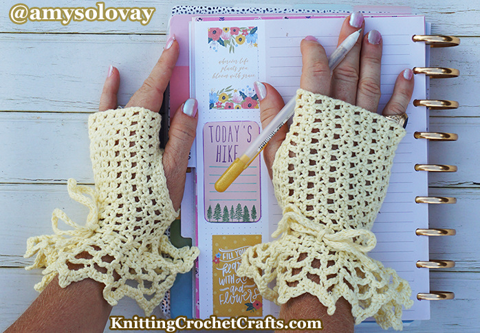 Ruffled Crochet Fingerless Gloves + Daily Planner Layout + Sakura Metallic Gelly Roll Pen